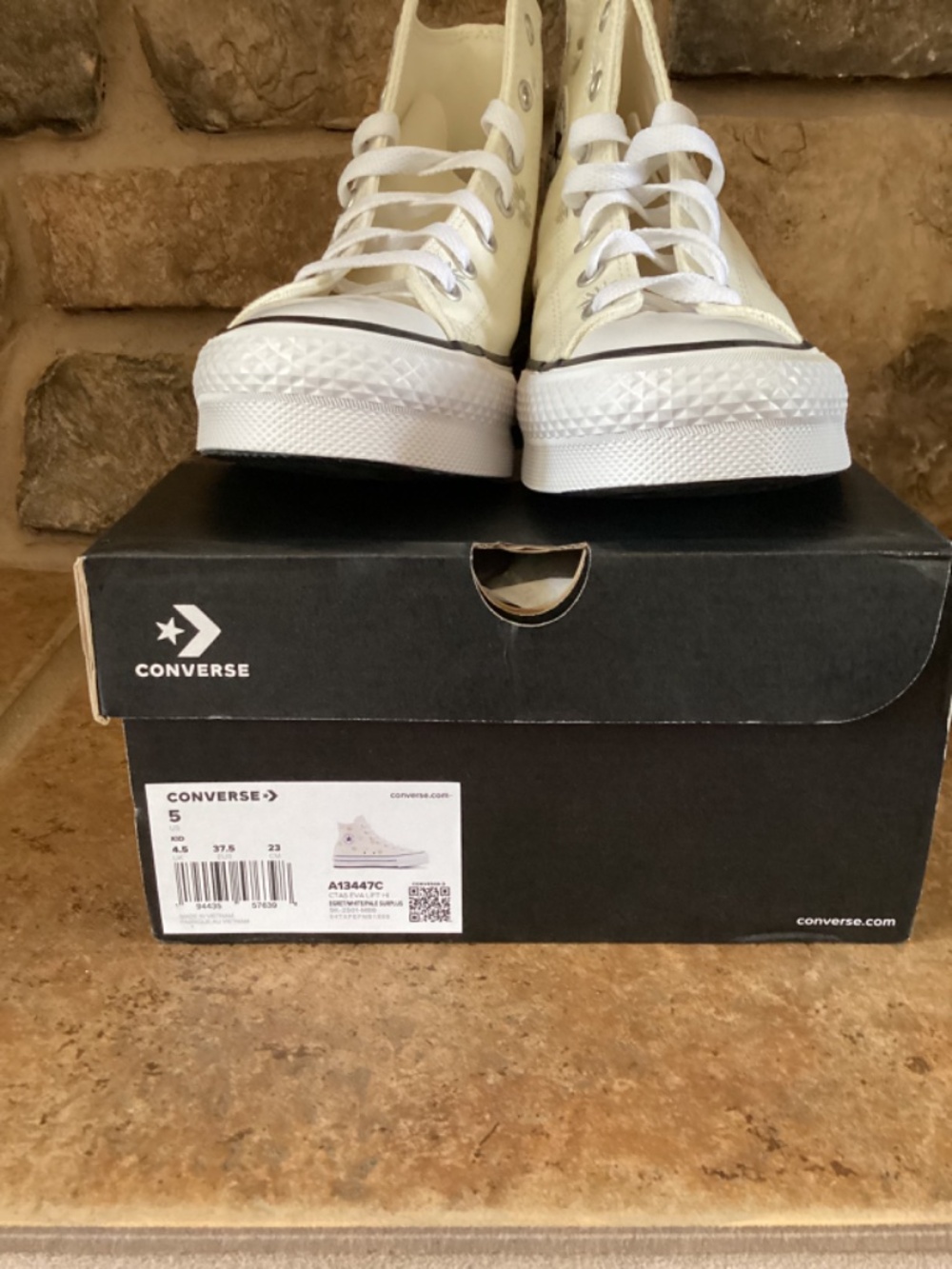 Converse Chuck Taylor Kids Size 5 High Top Cream Yellow Embroidered Flowers NIB - Picture 8 of 8